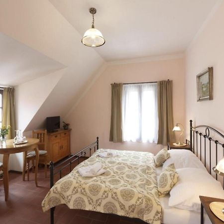Hotel Penzion Na 15. Poledníku Jindřichŭv Hradec Esterno foto