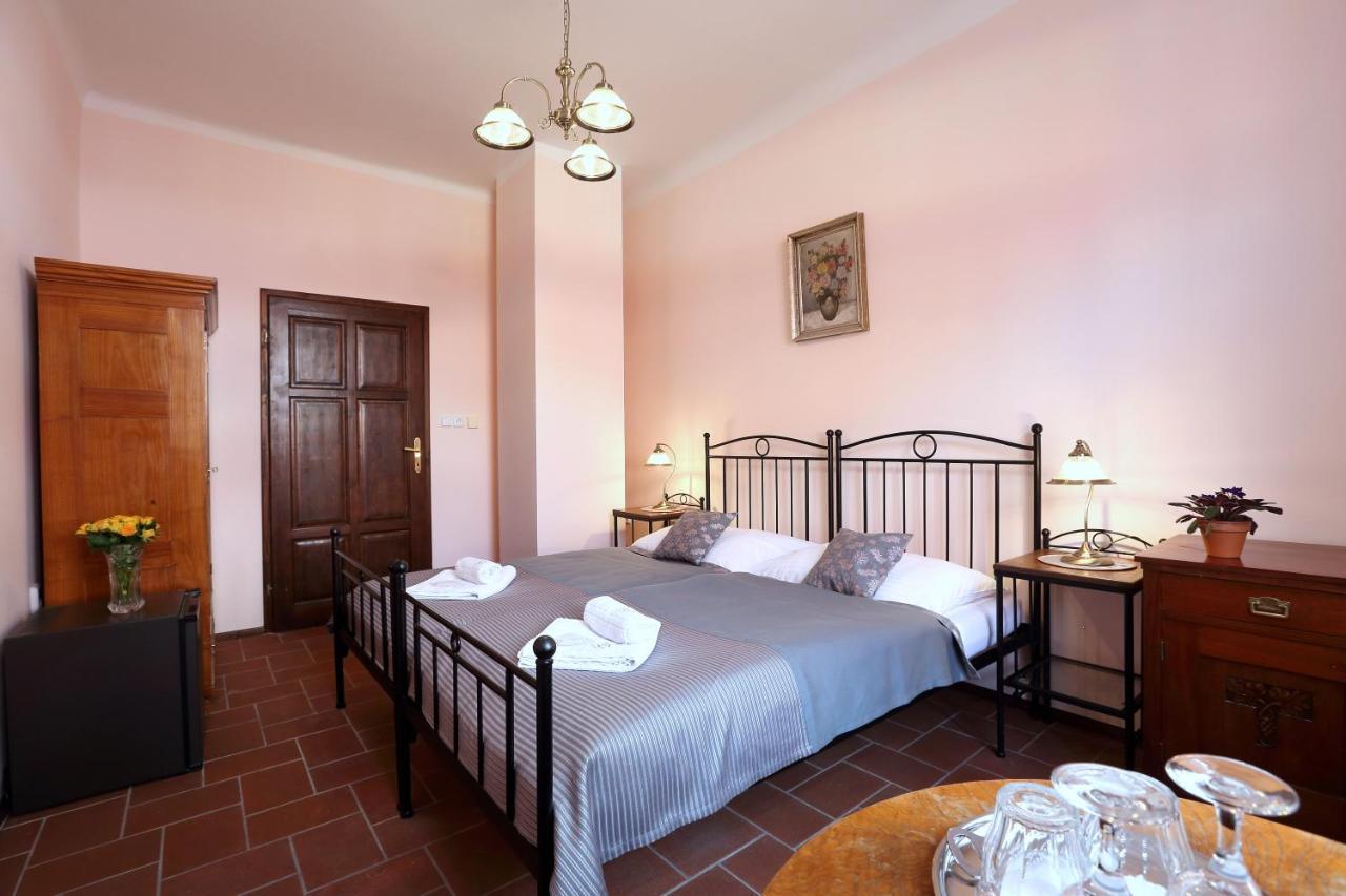 Hotel Penzion Na 15. Poledníku Jindřichŭv Hradec Esterno foto