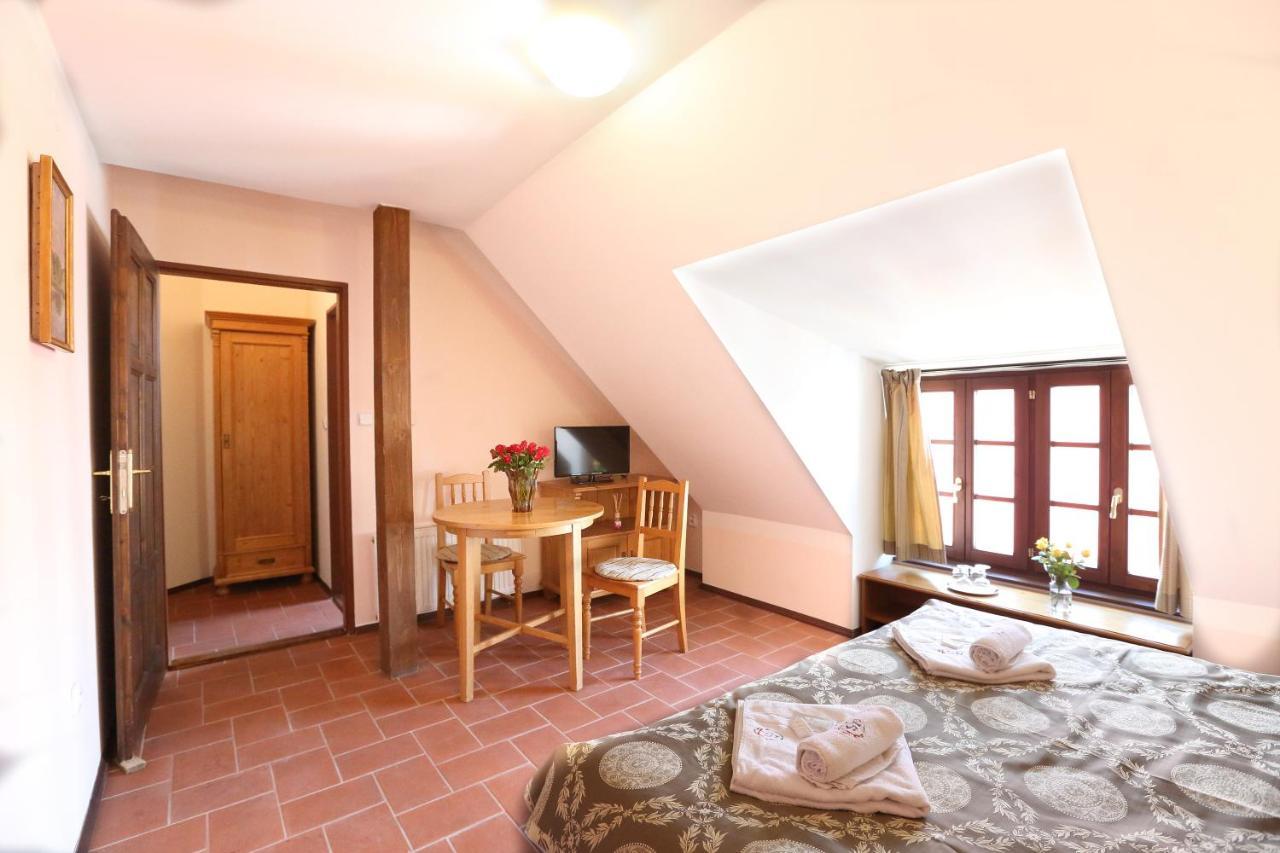 Hotel Penzion Na 15. Poledníku Jindřichŭv Hradec Esterno foto