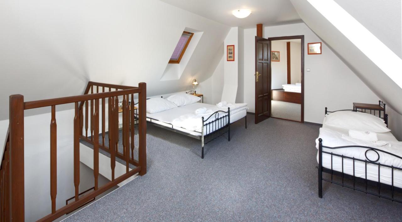 Hotel Penzion Na 15. Poledníku Jindřichŭv Hradec Esterno foto