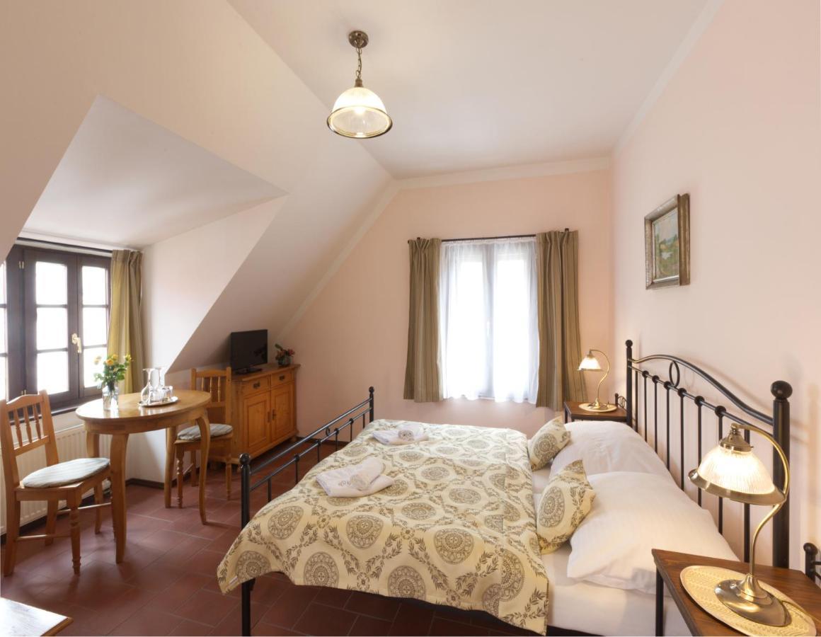Hotel Penzion Na 15. Poledníku Jindřichŭv Hradec Esterno foto